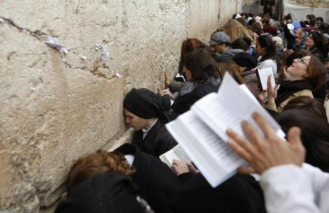 Women pray at the Western Wall in Jerusalem’s Old City February 11, 2013. REUTERS/Baz Ratner